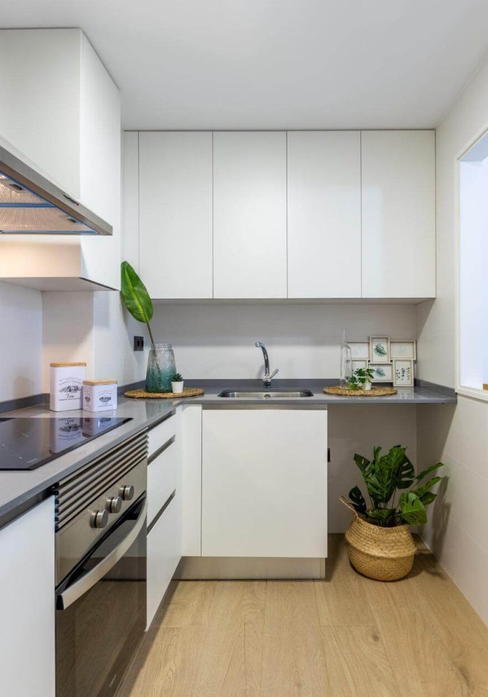 Cocina amueblada en el edificio de Falset, Reus.